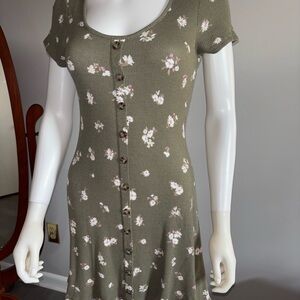 SO Green Short Sleeve Scoop Neck Mini Dress